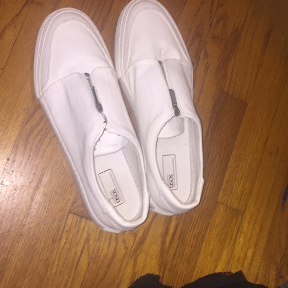 I’m selling brand new leather white sneakers